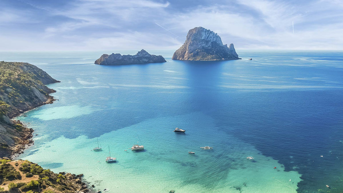 Foto del mar de Ibiza con barcos