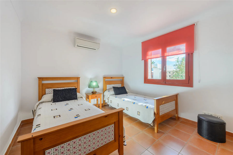 Habitación doble con camas individuales de la Villa Can Guivanni