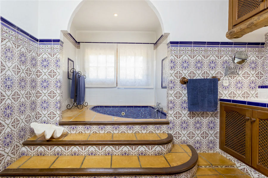 Baño con jacuzzi de la Villa Cas Berris